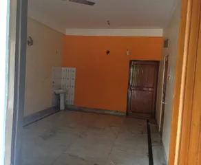 Un immeuble résidentiel spacieux de deux étages supportant une salle de bain 3BHK 2 - Image 2