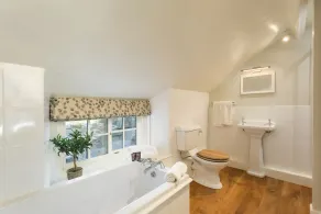 Hollins Farmhouse - Image 3