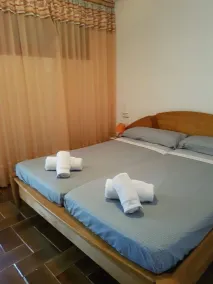 Villa med omfattende grund og have. Direkte adgang til semi privat strand. - Image 4