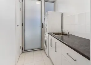 Executive lifestyle holiday accommodation, free WIFI. Town center. - Image 2