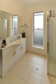 Sleeps 11. All linen and towels provided. Pets welcome. Lovely house. - Image 5