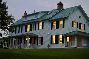 Charming Farmhouse Retreat: Historic Inn Farm Stay - Image 4