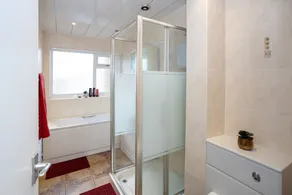 Hurley House, 4 bedroom house near Manchester Airport - Image 2