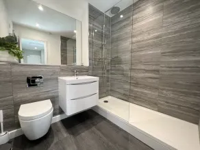 Beautiful city centre apartment with private parking - Image 2
