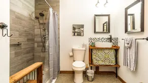 Cozy & Comfortable Carriage House - Image 5