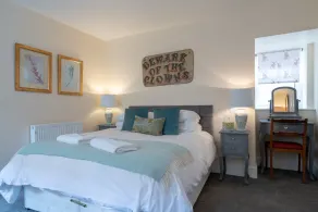 Regency style ground floor apt near Gloucester Docks with secure parking - Image 4