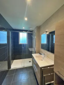 House located in a quiet area, close to the town center. - Image 3