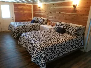 Spacious Lake Barkley Retreat, 7 Queen Beds, Peaceful Cul-de-Sac , Dock Access - Image 5
