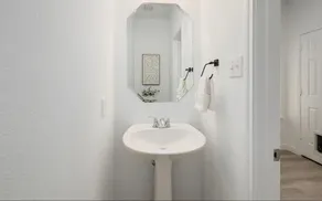 GREAT PRICE! Monthly Rental. 3 Bed 2.5 Bath HUGE, Clean, and Beautiful Location - Image 4