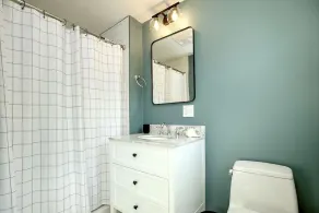 Newly updated home sleeps 7, AC, free WIFI, half mile to town - Image 2