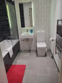 Stylish 2 bed Apartment - Image 3