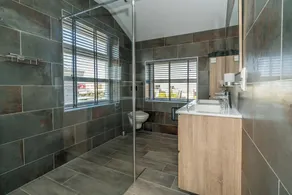 Resistente e industrial, com muito espaço ao redor da casa. - Image 3