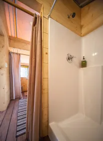 Privat 70 acre sø & gård, 2 boliger, Lakefront Dock House, Glamping telte - Image 3