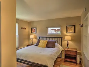 Purple Juniper: Downtown, 4 Blocks to Main, Delightful with Sunny Front Deck - Image 5