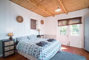 Whale Cove Cottage - Watch the ocean from your bed - Image 4