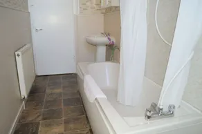 Budget apartment accommodation in Dunoon Sleeps 5 in 2 bedrooms - Image 3