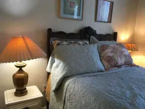 Hillsdale Victorian Studio w kitchenette Wifi TV , Queen Bed and Twin Bed - Image 3