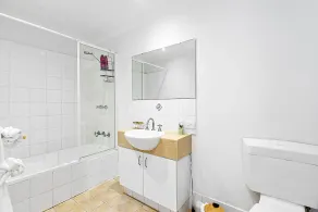 East Perth modern 2 Bedroom with Pool & parking - Image 4