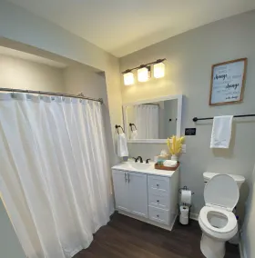 JackPotz BNB- Cozy Modern Bungalow, 5 min. to Two Kings and More! - Image 4