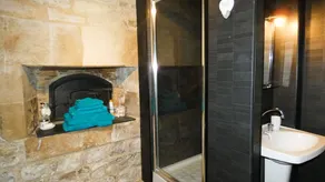 Elegant & Romantic Cottage In A Village Situated Between Two Busy Market Towns - Image 4