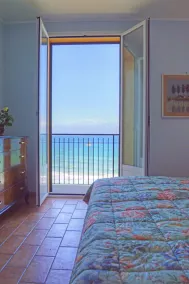 Apartment in villa, sea front, sleeps 6 double services - Image 4