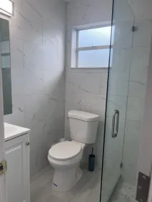 Spacious studio, 2 blks walk to Ave, close to beach, pets allowed, free parking - Image 5