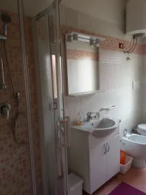Apartamento Elite de tres habitaciones con piscina, tumbonas y parque infantil. - Image 2