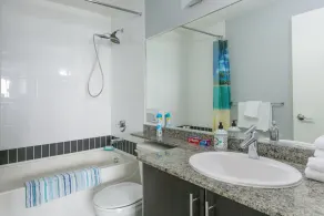 Outstanding 32nd floor Stunning unubstructed views 2bedroom den sleeps 5 parking - Image 3