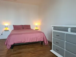 Cozy Home with Garden, Near Lake & Amenities, Incl. Linens & Cleaning, Pet-Friendly - Image 4