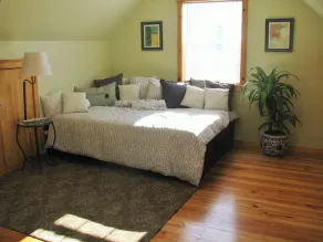 Private Getaway with Amazing Mountain Views! Great for couples, writers, friends - Image 3