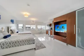 Oceanfront Top Floor w/Balcony View - Modern 2 Queen Beds Suite - Ocean Drive - Image 4