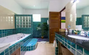 Détendez-vous près de votre piscine privée pendant que notre chef vous prépare de délicieux repas - Image 3