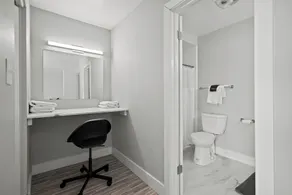 Stylish & Modern Unit  Prime Location & Comfort - Image 3