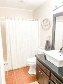 Beautiful 2 story house overlooking the water. Has arcade & Close to the springs - Image 4