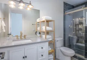 Luxury Duplex | Air Conditioning | Private Hot Tub | On Bus Loop - Image 4
