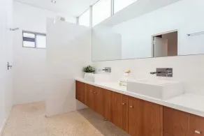Breezy Bay Retreat Family Haven near Town and Beach - Image 2