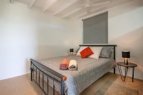Beautifully located apartment, seconds to the bush, minutes from the beach - Image 3