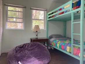 Airy 3BR on the banks of a roaring creek - Image 5