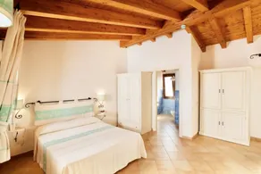 Studio apartment for 2 people of 27 m2 furnished in Sardinian style.Located on the ground floor with veranda and small garden or first floor with balcony.Composed of living room with kitchenette, 2 joinable single beds, bathroom.Endowed of:- TV- air cond - Image 3