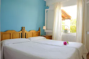 Simple holiday home Corb Mari, sleeps 6, pool and garden, 200 meters from beach - Image 5