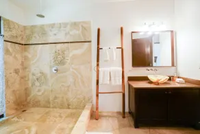 Ground-floor resort condo with great location near beach & dining - Image 4