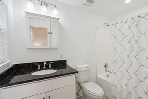 Walk to beach, screened porch, single level, updated kitchen and baths! - Image 4