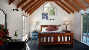 Storybook Cottage-surrounded by beautiful gardens - Image 4