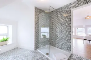 Stylish en-suite Boutique Apartment 8min to centre for 4 - Image 3
