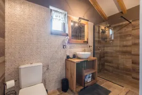 Villa u rusticnom stilu okružena šumom njegovanim vrtom za odmor, grijani bazen - Image 5