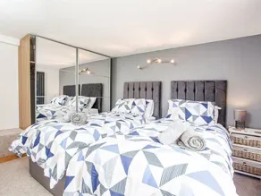 Cheerful 6 bedroom property with cinema room - Image 3