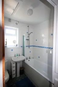 An idyllic coastal cottage minutes from the beach - Image 2