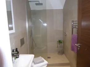 Centrally located, luxury, modern 3 bedroom, 2 bathroom apartment - Image 3