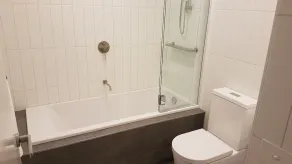 Stylish Parkside Apartment 2 Bed 2 Bath NETFLIX  Car park 12 minutes to City - Image 4