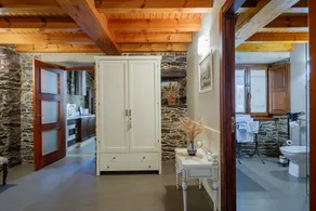 Appartamento \"Apartamento Adega\" camera interna, con finestra che si affaccia su un portico interno - Image 4